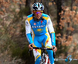 Alberto Contador, en la l�nea de salida del Criterium Internacional