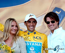 Tour de Francia: Tom Cruise y Cameron D�az acompa�an a Contador en el podio de Burdeos