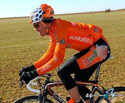 Par�s-Niza: Iv�n Velasco y Koldo Fern�ndez de Larrea se fueron al suelo