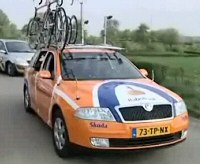 Tour de Francia: Agentes de aduanas registran los veh�culos de los equipos Rabobank, Astana y Discovery Channel
