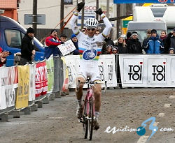 Zdenek Stybar logra la victoria en la Copa del Mundo de ciclocross de Lievin 