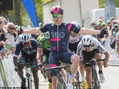Tour de Bretaña: Alberto Dainese logra su tercer triunfo, Fabian Lienhard sigue líder