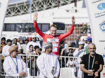 Alexander Kristoff, al sprint, primer líder del Tour de Omán