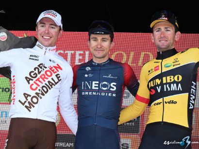 Michal Kwiatkowski puede con Benoit Cosnefroy en la Amstel Gold Race