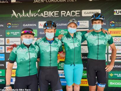 Schneider y Hovdenak remontan en la última etapa y se llevan la Andalucía Bike Race