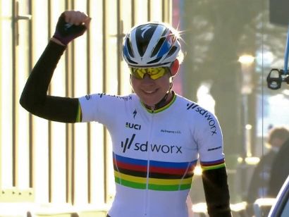 Anna van der Breggen se exhibe en la Omloop Het Nieuwsblad femenina