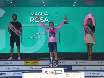 Annemiek van Vleuten al mando del Movistar en el I Tour de Francia Femenino