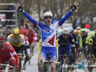 París-Niza: Arnaud Démare gana la primera etapa y Michael Matthews sigue líder