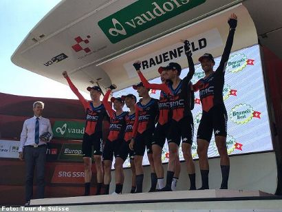 Stefan Küng lidera el Tour de Suiza tras imponerse BMC Racing en la crono
