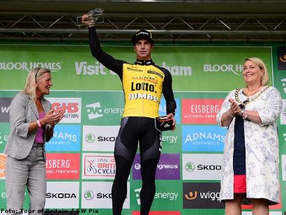 Tour de Gran Bretaña: Dylan Groenewegen gana la etapa reina, Lars Boom sigue líder