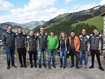 Euskadi-Murias presenta canción, ropa de calle y equipo de la Vuelta al País Vasco