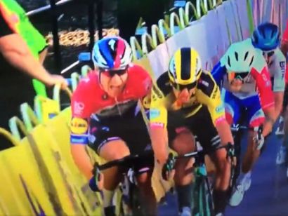 Vuelta a Polonia: Los médicos atienden a Fabio Jakobsen tras su fuerte caída
