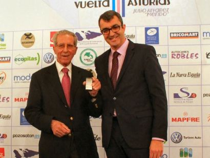 Bahamontes recibe la Insignia de Oro de la Vuelta a Asturias
