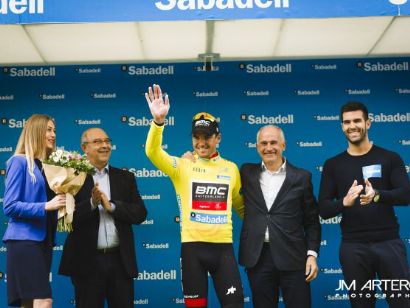 La Vuelta a la Comunidad Valenciana opta por incluir azafatos en la entrega de premios