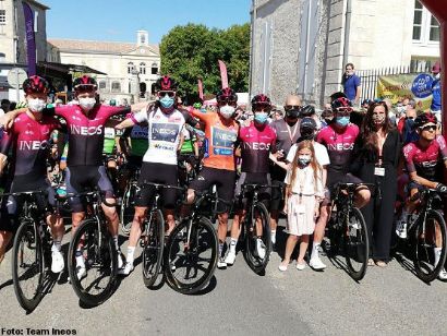 El pelotón de la Ruta de Occitania homenajea a Nicolas Portal