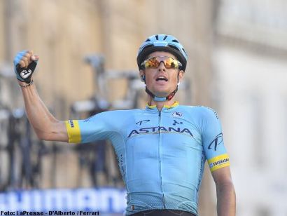 Tirreno-Adriático: Jakob Fuglsang se impone en la quinta etapa, Adam Yates sigue líder