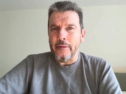 Titan Desert Marruecos: Juan Carlos Unzué apoya la iniciativa solidaria en la Titan contra el ELA