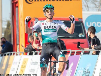 Volta a Catalunya: Lennard Kämna se impone en la quinta etapa, Adam Yates sigue líder