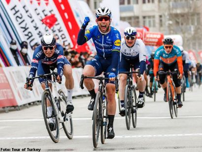 Mark Cavendish lidera la Vuelta a Turquía tras ganar la segunda etapa