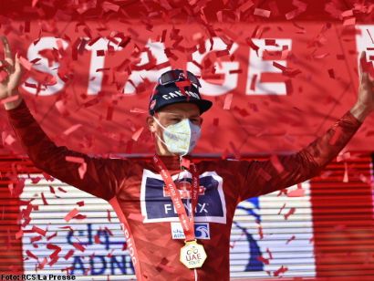 Mathieu van der Poel lidera el Tour de los Emiratos tras sobrevivir a los abanicos