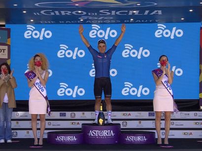 Matteo Malucelli, al sprint, primer líder del Giro de Sicilia