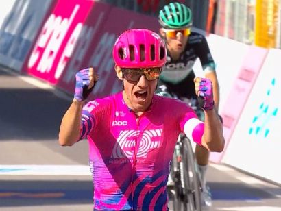 Tirreno-Adriático: Michael Woods se viste de líder ganando la tercera etapa