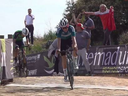 Vuelta a Extremadura: Pablo Carrascosa se viste de amarillo ganando la segunda etapa