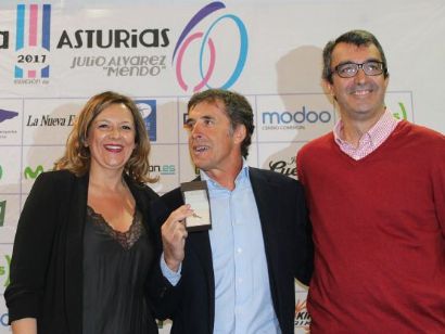 Pedro Delgado, distinguido con la Insignia de Oro de la Vuelta Ciclista a Asturias
