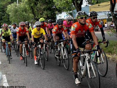 Yonathan Monsalve lidera la Vuelta al Táchira tras ganar la cuarta etapa