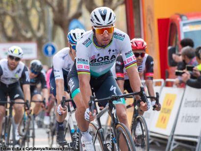 Volta a Catalunya: Peter Sagan recupera la sonrisa en Mataró, Adam Yates sigue líder