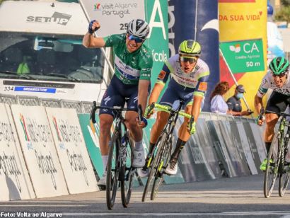 Vuelta al Algarve: Sam Bennett repite victoria en la tercera etapa, Ethan Hayter sigue líder