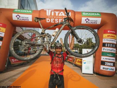 Sergio Mantecón y Claudia Galicia se coronan en la Titan Desert 2020
