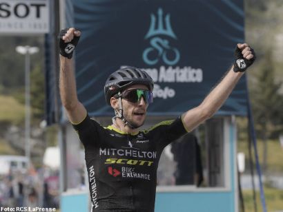 Tirreno-Adriático: Simon Yates asalta el liderato ganando la quinta etapa