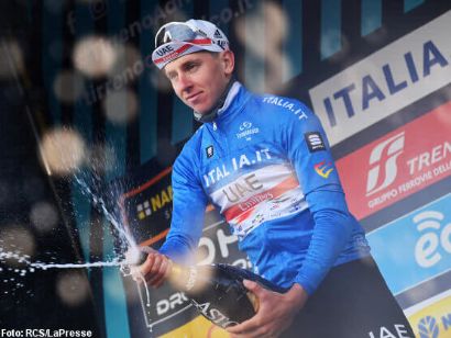 Tirreno-Adriático: Tadej Pogacar se viste de azul ganando la cuarta etapa