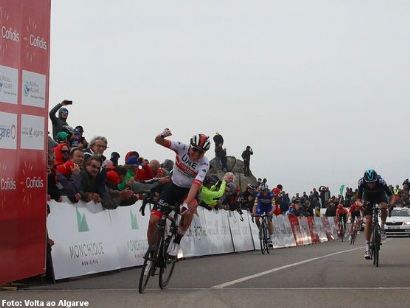 Vuelta al Algarve: Tadej Pogacar se impone en el alto de Fóia y se viste de líder