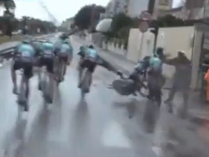 Tirreno-Adriático: Majka y Gatto salen ilesos tras chocar con un imprudente peatón