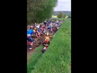 Una multitudinaria cada obliga a suspender la sexta etapa del Tour de Bretaa [Vdeo]