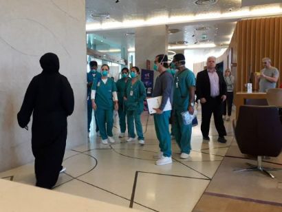 Tour de los Emiratos: El equipo de control del coronavirus llega al hotel de organización y prensa
