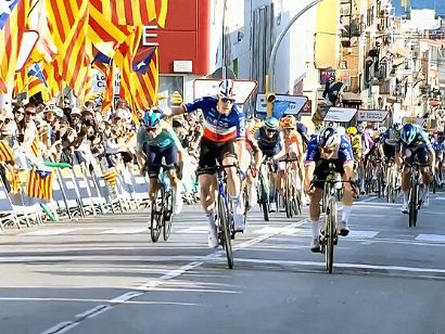 Dorian Godon sorprende a Evenepoel y se lleva la primera etapa de la Volta a Catalunya 2026