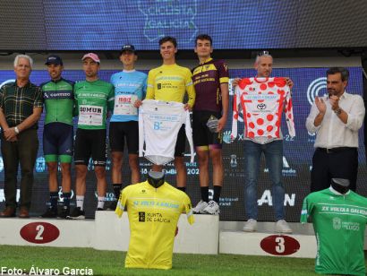 Alexander White se viste de amarillo en la apertura de la Volta Galicia en Poio