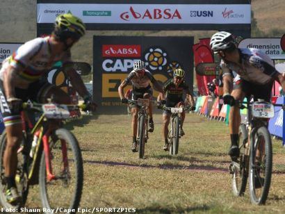 Absa Cape Epic: Sauser y Kulhavy ganan la cuarta, Fumic y Avancini siguen líderes