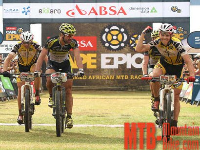 Absa Cape Epic: Sauser y Kulhavy también ganan la sexta etapa