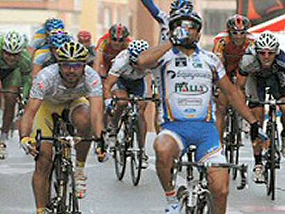 Alberto Loddo gana la segunda etapa de la Vuelta a Asturias tras la que Ventoso es el nuevo lder