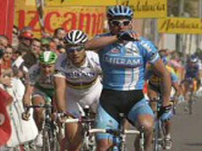 Vuelta a Andalucía: Petacchi da un paso adelante y gana al sprint la tercera etapa con Boonen segundo