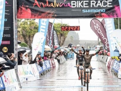 Andalucía Bike Race: Fabian Rabensteiner y Hildegunn Hovdenak ganan la etapa Buff