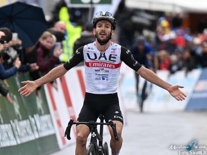 Tour de Romandía: Adam Yates: "Ayuso me dio luz verde para ir a por la victoria"