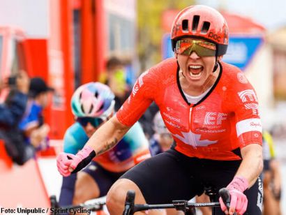 La Vuelta Femenina: Alison Jackson gana en Moncófar, Blanka Vas se viste de rojo