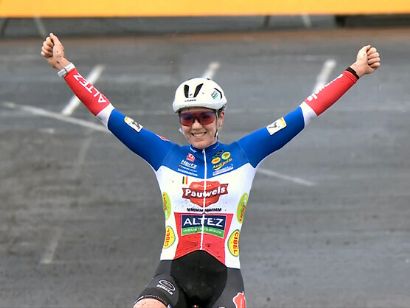 Amandine Fouquenet se corona en solitario en el Superprestigio de ciclocross de Middelkerke