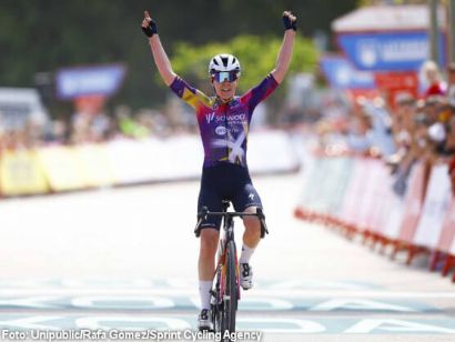 La Vuelta Femenina: A Borja le gusta el arcoíris
