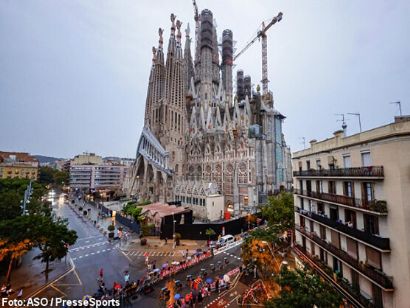 Barcelona ilumina un Tour de Francia que se decidir� la �ltima semana